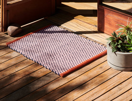 The doormat from Hay in the ambience view: Whether placed in front of the front door or in the hallway, the doormat becomes a stylish element in the entrance area thanks to its beautiful color combination.