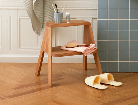 The Butler stool ladder from Hay in the ambience view: The stool can be used as a classic shelf for towels, toothbrush cups and other bathroom utensils.